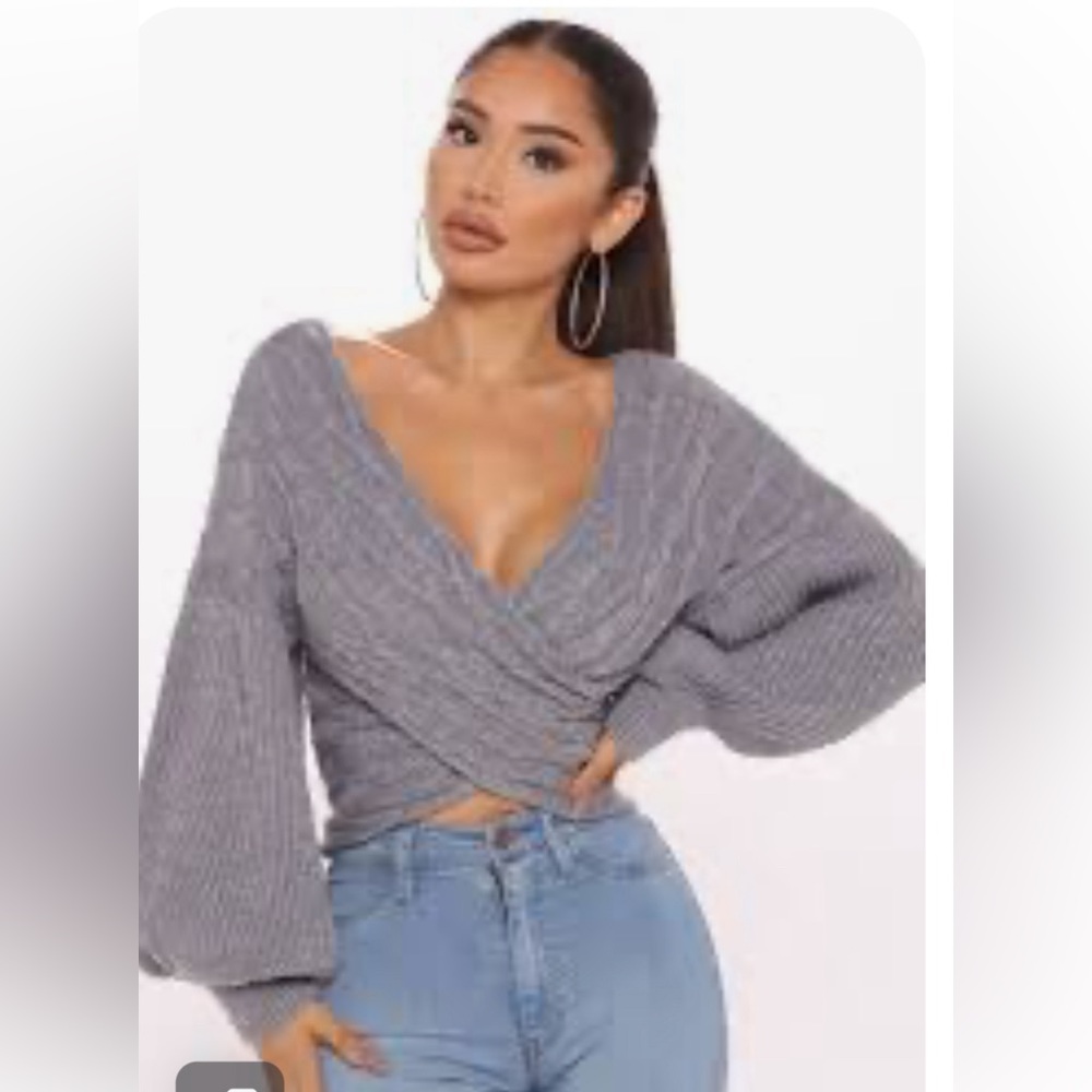 Fashion Nova Size L flattering Sweater brand New with tags